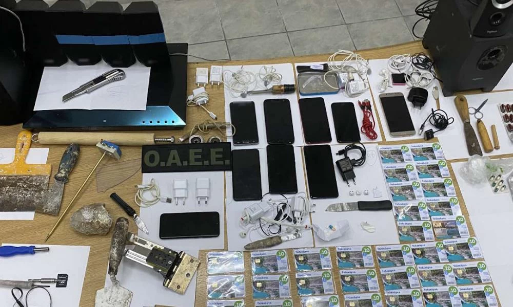 "Οπλοστάσιο" ο Κορυδαλός: Μαχαίρια, κατσαβίδια, ναρκωτικά και κινητά εντοπίστηκαν σε νέα έρευνα